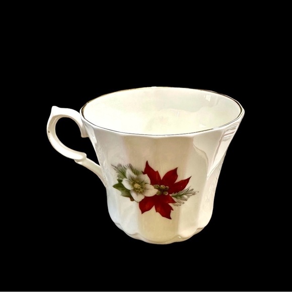 ROYAL VICTORIAN, FINE BONE CHINA, RED & WHITE POINSETTIA TEA CUP & SAUCER. - Picture 5 of 7